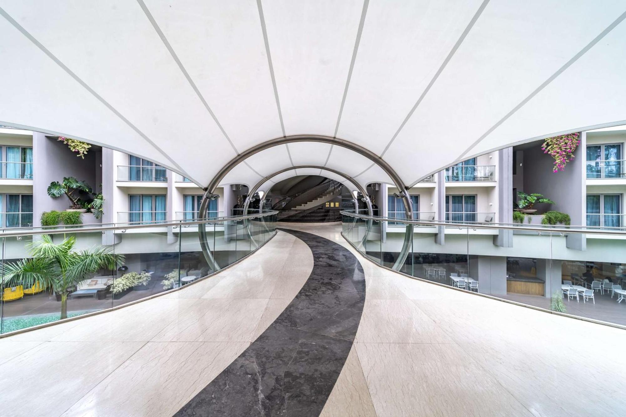 Radisson Blu Hotel & Residence Nairobi Arboretum Exterior photo The Skywalk