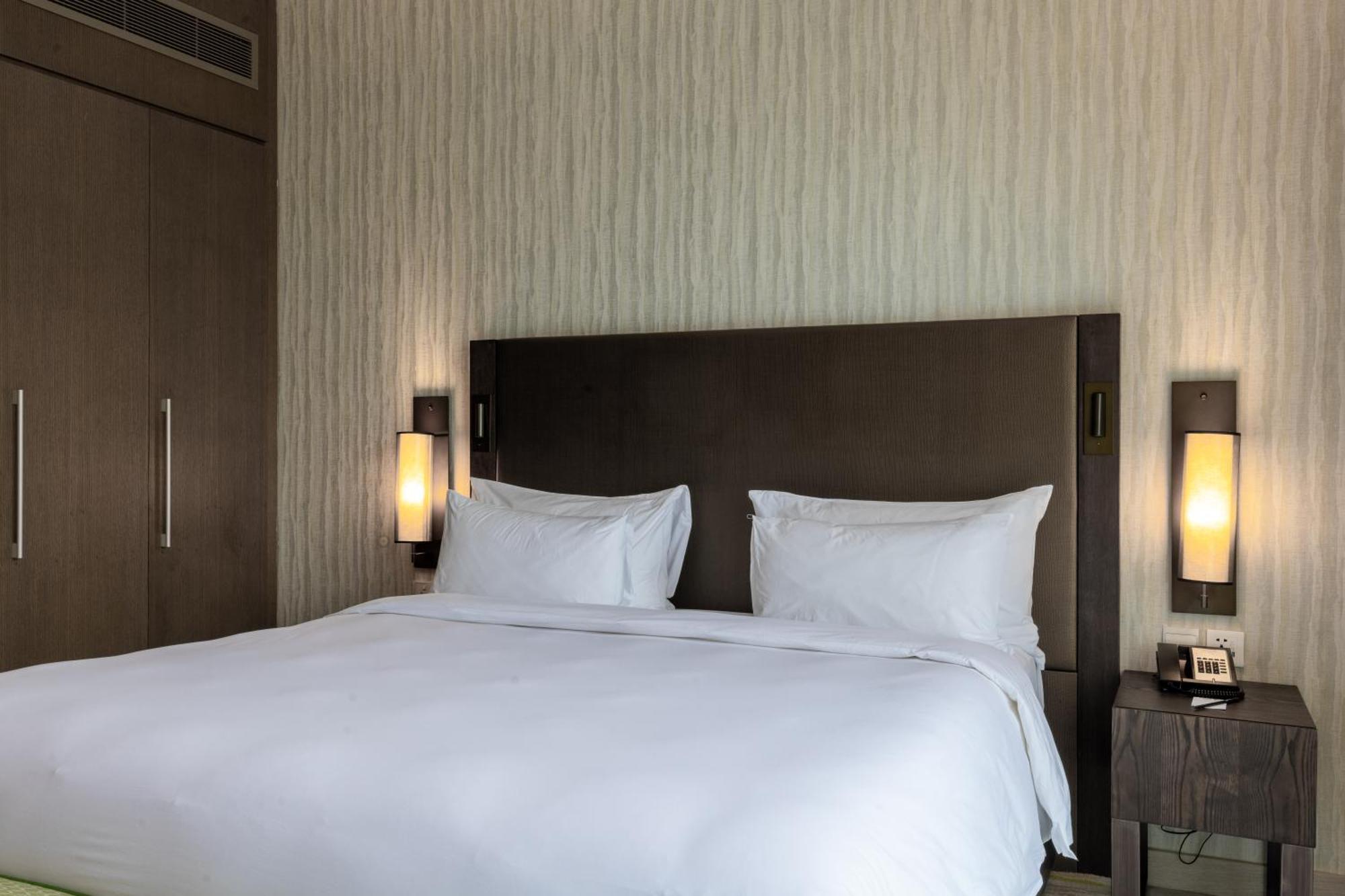Radisson Blu Hotel & Residence Nairobi Arboretum Exterior photo A bed with two pillows